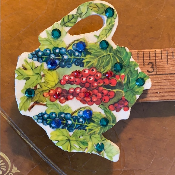 Vintage ‘80’s wooden teapot pin. - Picture 5 of 5